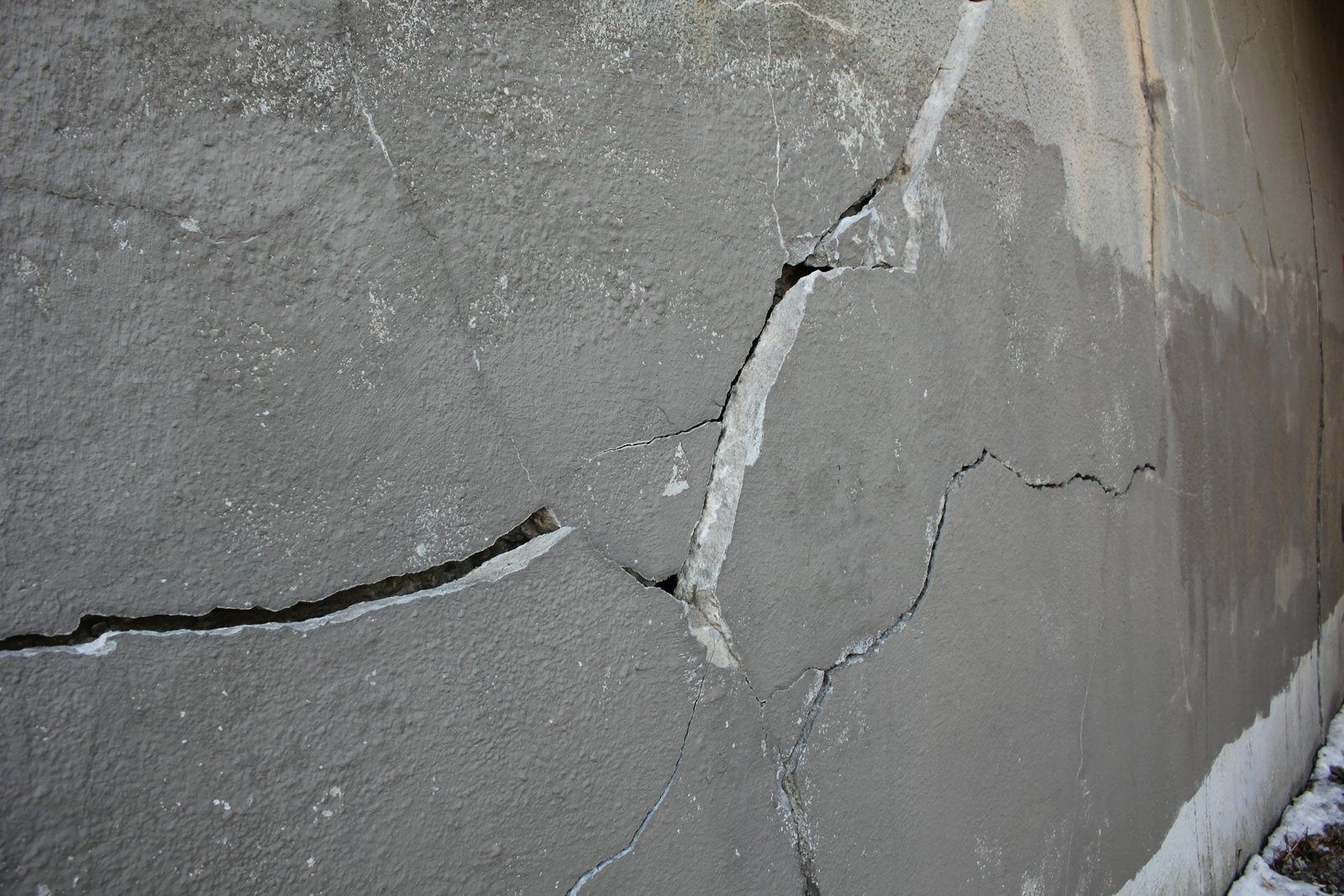 Cracking on wing wall